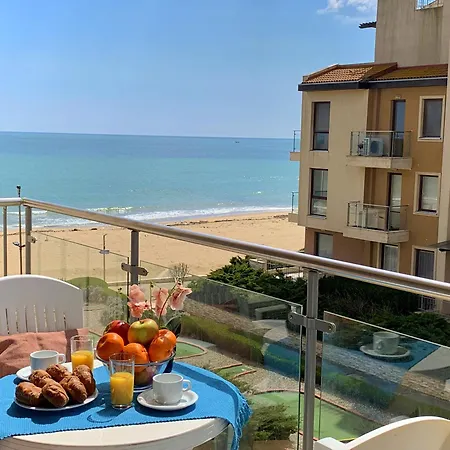 Beachfront Sea View & 5 Swimming Pools Obzor
