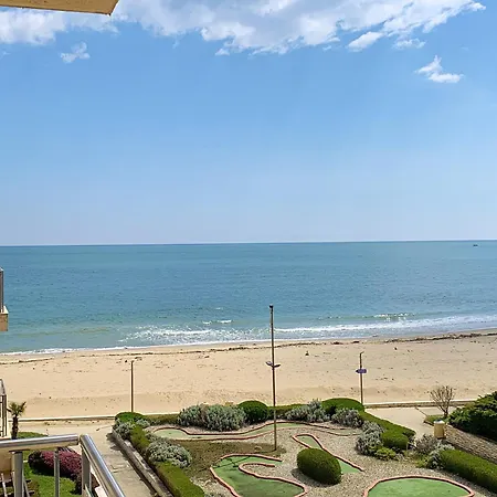 Apartment Beachfront Sea View & 5 Swimming Pools